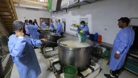 التكية الابراهيمية في الخليل، توزع آلاف الوجبات يوميا في شهر رمضان المبارك