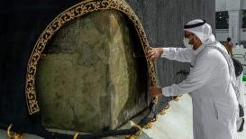 رئاسة شؤون الحرمين تبدأ صيانةً شاملةً لكسوة الكعبة المشرفة تستمرّ لمدّة خمسة أيّام وبمشاركة (14) فَنِّيًّا.