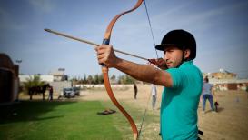 شاب فلسطيني من مدينة دير البلح وسط قطاع غزة يؤسس لأول فريق لممارسة رياضة "الرماية بالأسهم" عن ظهر الخيل