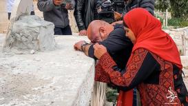 زيارة الأسير المقدسي غازي كنعان قبر والدته فور تحرره من سجون الاحتلال