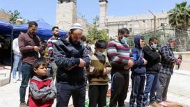 صلاة الجمعة الأولى في رمضان داخل الحرم الإبراهيمي الشريف في مدينة الخليل