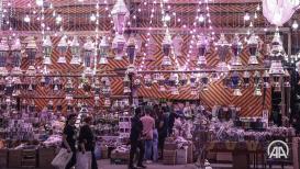 رغم الغلاء والوباء.. فوانيس رمضان تضيء قلب العاصمة المصرية، ابتهاجاً بقرب حلول شهر رمضان المبارك.