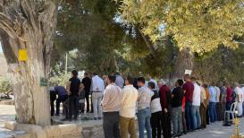 مقدسيون يؤدون صلاة الظهر في باحات المسجد الأقصى