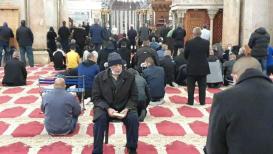 مئات المصلين يؤدون صلاة الفجر في المسجد الأقصى المبارك اليوم الجمعة