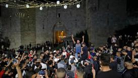 فرحة المرابطين بإزالة الحواجز في باب العامود