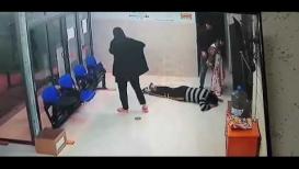 في مشهد هستيري.. طبيب ينقذ حياة طفلة من الموت أمام أمها وأبيها الذيَن فقدا السيطرة على أعصابهما