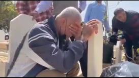 الأسير صالح أبو مخ يبكي على قبر أمه التي عجز عن وداعها بسبب الاحتلال