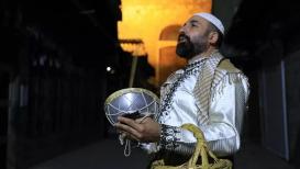 مسحراتي يجوب الحارات القديمة بالعاصمة السورية دمشق خلال شهر رمضان المبارك.