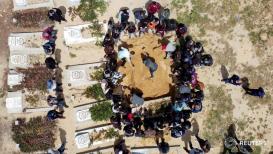 صور لتشييع أحد ضحايا كورونا في غزة