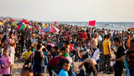 غزة تعود للحياة وازدحام كبير على الشاطئ مع أول جمعة بعد العدوان