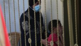 شقيقة الشهيد سعيد عودة خلال تشييع جثمانه بعدسة أيمن نوباني