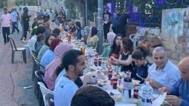 إفطار جماعي أمام منازل المقدسيين المهددة بالإخلاء القسري في حي الشيخ جراح