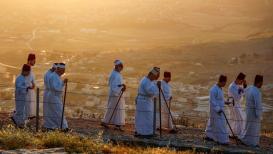 السامريون يصعدون إلى جبل جرزيم في نابلس، مع نهاية أيام عيد الفسح