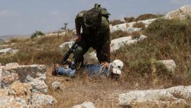 صور اعتداء قوات الاحتلال على المواطنين المتواجدين في أراضيهم بمنطقة جبل العالم في نعلين قضاء رام الله