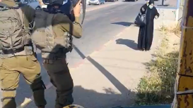 #شاهد| لحظة إطلاق جنود الاحتلال النار تجاه سيدة فلسطينية قرب الخليل، وإصابتها بجراح خطيرة.