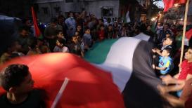 مسيرة شموع أمام المنازل المدمرة غرب مدينة غزة تضامنا مع الضحايا