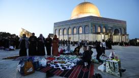 عائلات فلسطينية تحرص على الإفطار خلال شهر رمضان في باحات المسجد الأقصى