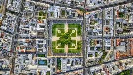 مصور يوثق باريس متدلياً من طائرة هيلوكوبتر فوق فرنسا