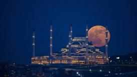القمر العملاق كما ظهر ليلة أمس في سماء اسطنبول