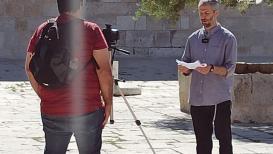 مستوطنون يجرون مقابلات صحفية في باحات المسجد الأقصى المبارك خلال اقتحامه تحت حماية شرطة الاحتلال