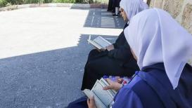 أهالي الطلبة في مدارس نابلس أثناء تأدية أبنائهم اختبارات الثانوية العامة