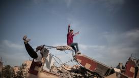 شباب يمارسون رياضة "الباركور" بالقفز على ركام المباني التي دمرها القصف الإسرائيلي خلال العدوان الأخير على غزة