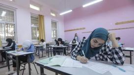 طلاب الثانوية بمحافظات الضفة الغربية أثناء تقديمهم لامتحان اليوم