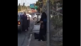 #شاهد| الاحتلال يغلق شارعا رئيسيا بالقدس المحتلة ويوقف حركة السياراة والمارة بسبب امرأة ترتدي النقاب.
