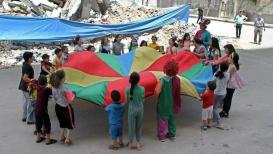 فعاليات ترفيهية للأطفال في شوارع غزة قرب ركام المباني التي دمرها الاحتلال خلال عدوانه الأخير