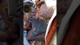 شاهد.. انهيار وإغماء مواطن من ذوي شهداء عام 2014 المضربين عن الطعام للمطالبة بمخصصاتهم المالية