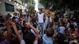 "حافلة موسيقى" تجوب شوارع غزة للتخفيف آثار الحرب