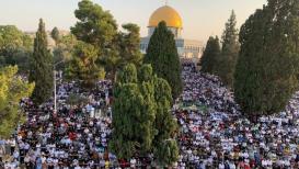 الآلاف يؤمون المسجد الأقصى المبارك ويؤدون صلاة عيد الأضحى المبارك في ساحاته
