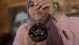 الشابة مجد أبو هيكل من الخليل تحترف مهنة صناعة القطع الفنية والنقش عليها