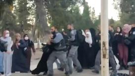 توثيق تنكيل قوات الاحتلال بمرابطة فلسطينية في باحات المسجد الأقصى صباح اليوم