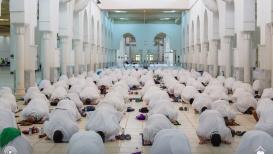 #ضيوف_الرحمن يؤدون صلاتهم ويلحون بالدعاء خلال أداء ركن الحج الأعظم بمشعر عرفات.