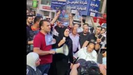 والدة نزار بنات تهتف في وقفة للمطالبة بمحاسبة قتلة ابنها: إما حياة تسر الصديق