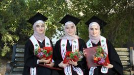 التوائم الثلاث المتفوقات إسراء وآلاء وضحى يتخرجن من جامعة بيرزيت