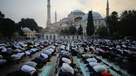 صور من أداء صلاة العيد في مدينة اسطنبول التركيا