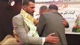 حفل زفاف مثير للجدل.. تقبيل أقدام ونقوط فوق العادة