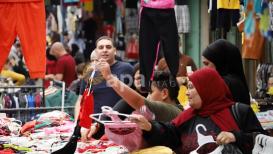 تسوق الفلسطينيين في يوم عرفة استعداداً لاستقبال عيد الأضحى المبارك في مدينة الخليل بالضفة الغربية