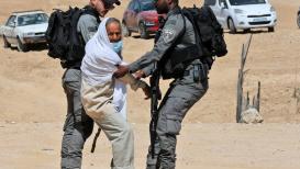 اعتداء قوات الاحتلال على مسن فلسطيني عند مصادرة عيادة صحية في مسافر يطا بالخليل
