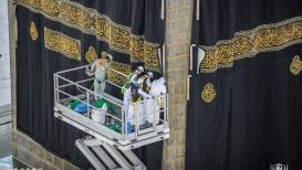 جانب من مراسم استبدال كسوة الكعبة المشرفة صبيحة يوم عرفة