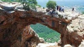 مغارة القوس في جبال الجليل الغربي قرب الحدود اللبنانية الفلسطينية