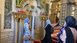 نساء يتجولن داخل المسجد الأقصى للتعرف إلى معالمه وتاريخه