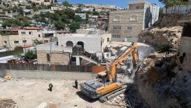 الاحتلال يهدم منزلاً من طابقين في بلدة سلوان للشقيقين رماح وعلي عودة