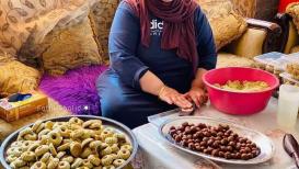 والدة الشهـ.ـيد المقدسي محمد سمير عبيد تبدع في صنع الحلويات والمأكولات بأنواعها لتصنع مصدر رزق لها