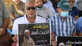 المئات يتضامنون مع الشيخ رائد صلاح في صلاة الجمعة من أمام سجن الرامون