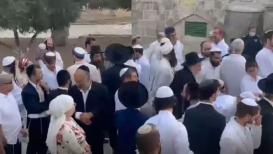 مستوطنون يقتحمون المسجد الأقصى هذه الأثناء مرتدين لباس عيدهم إحياء لما يسمى  " رأس السنة العبرية"