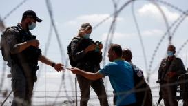 قوات الاحتلال تنتشر قرب قرية المقيبلة وتفتش فلسطينيين عائدين إلى مدينة جنين