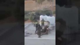 قوات الاحتلال تحاصر منزلاً جنوب بيت لحم وتنادي على أحد الشبان لتسليم نفسه وتعتقل الشاب محمد شوكة